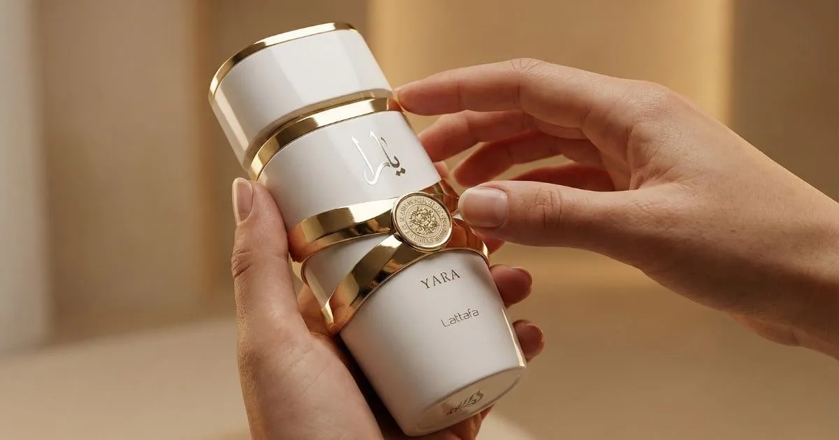 Embalagem e frasco de perfume árabe original com lacre intacto e detalhes nítidos.