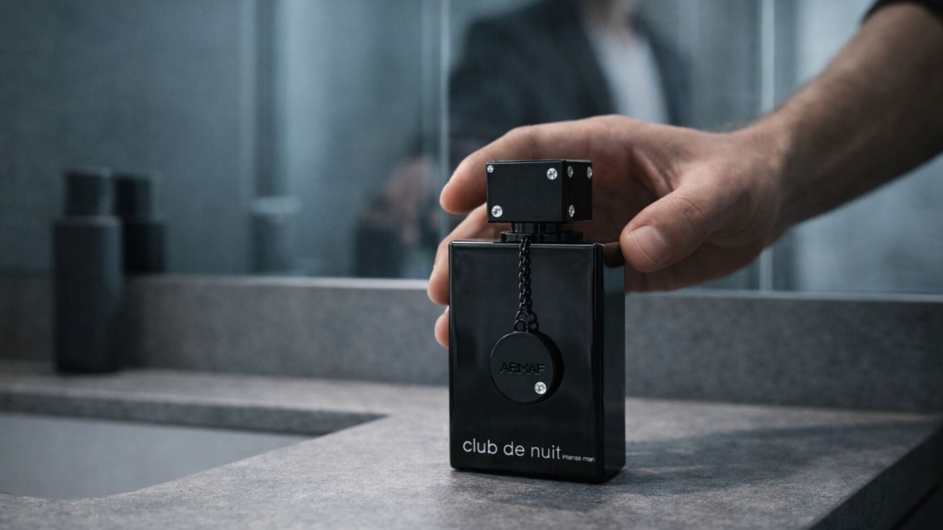 Club de Nuit Intense Man em bancada de banheiro durante rotina matinal