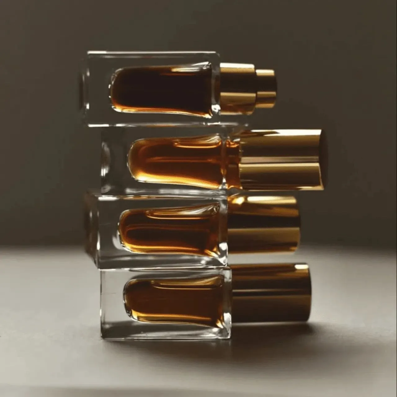 Comparação visual entre frascos de perfume EDP, EDT e Parfum.