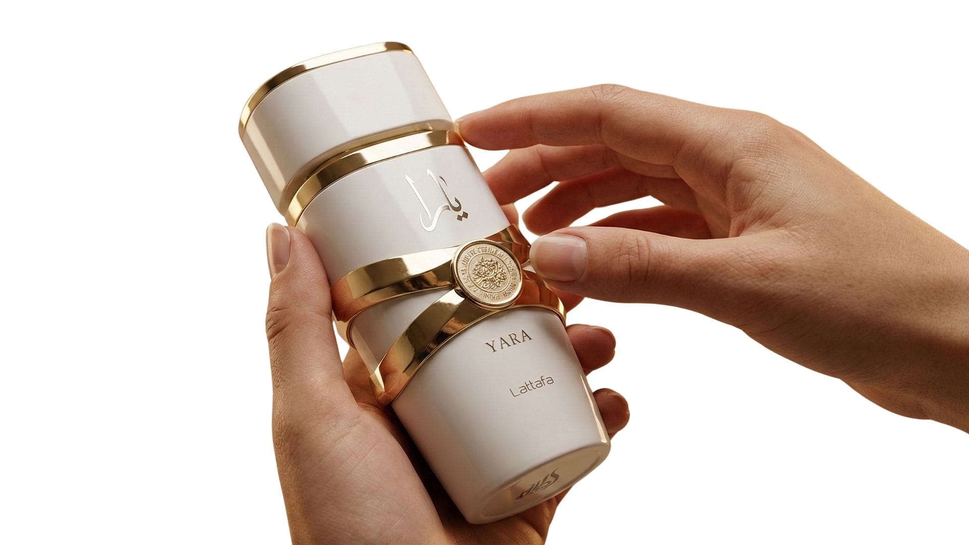 Frasco do Lattafa Yara branco e dourado nas mãos