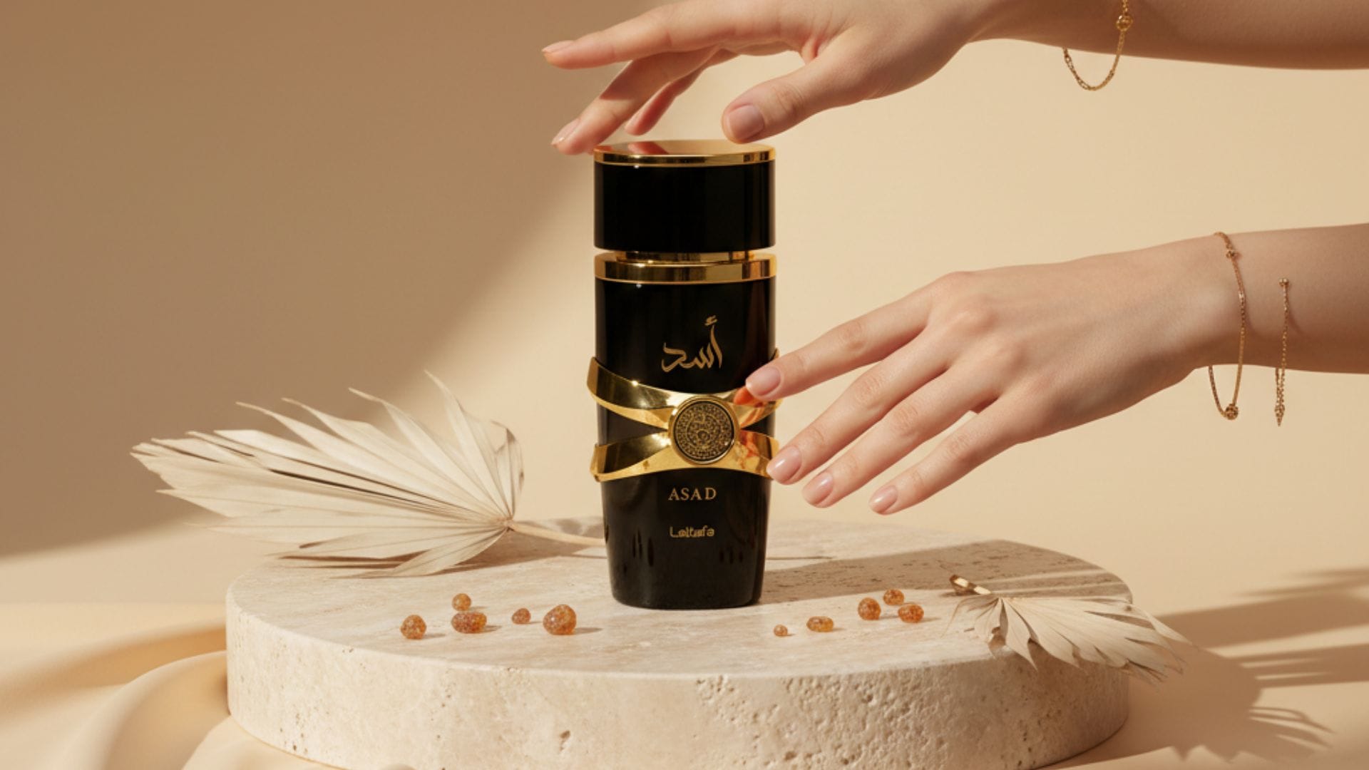 Frasco de perfume Asad Lattafa 100ml em fundo neutro mostrando embalagem e spray