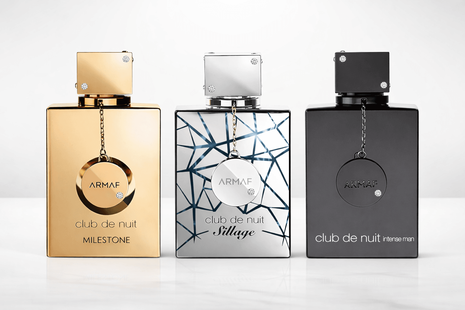 Composição elegante dos frascos Club de Nuit Sillage e Intense Man em fundo clean