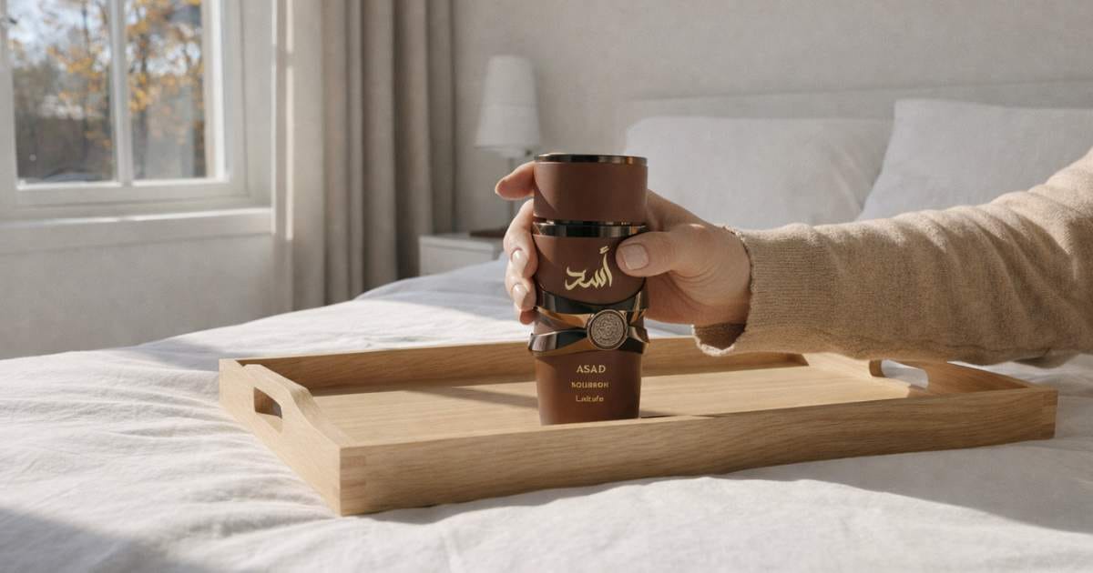 Perfume asad bourbon posicionado sobre superfície de madeira escura com iluminação lateral evidenciando análise de fixação.