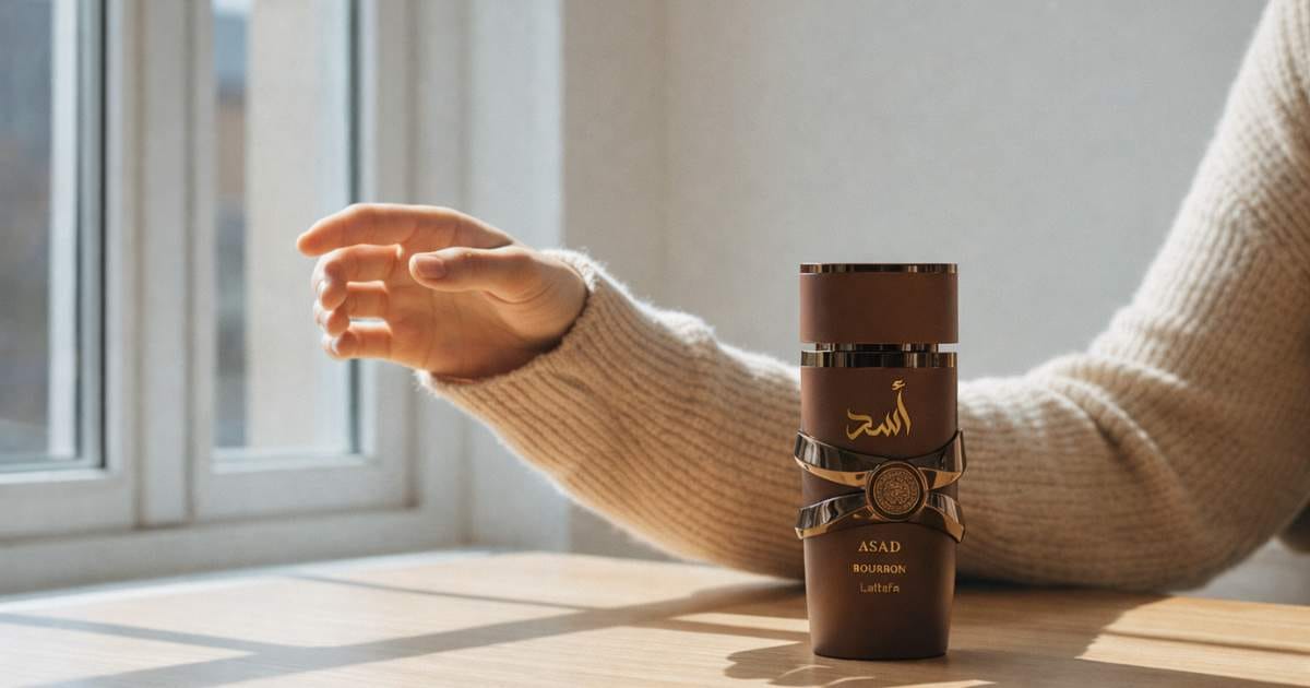 Review de fixação do perfume Asad Bourbon mostrando performance na pele