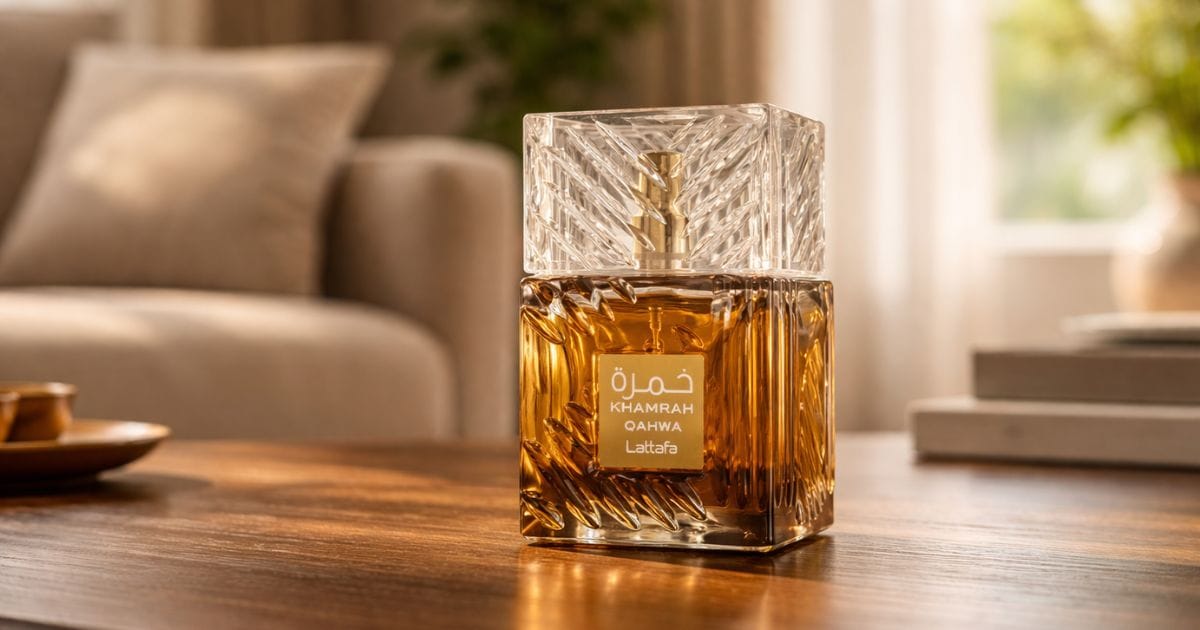 Frasco do perfume Khamrah Qahwa Lattafa com embalagem dourada