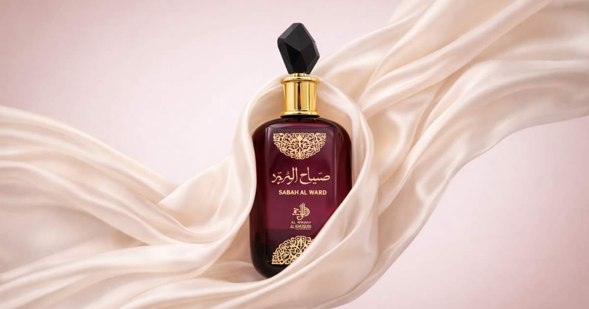 Detalhes do frasco do perfume Sabah Al Ward mostrando acabamento dourado premium