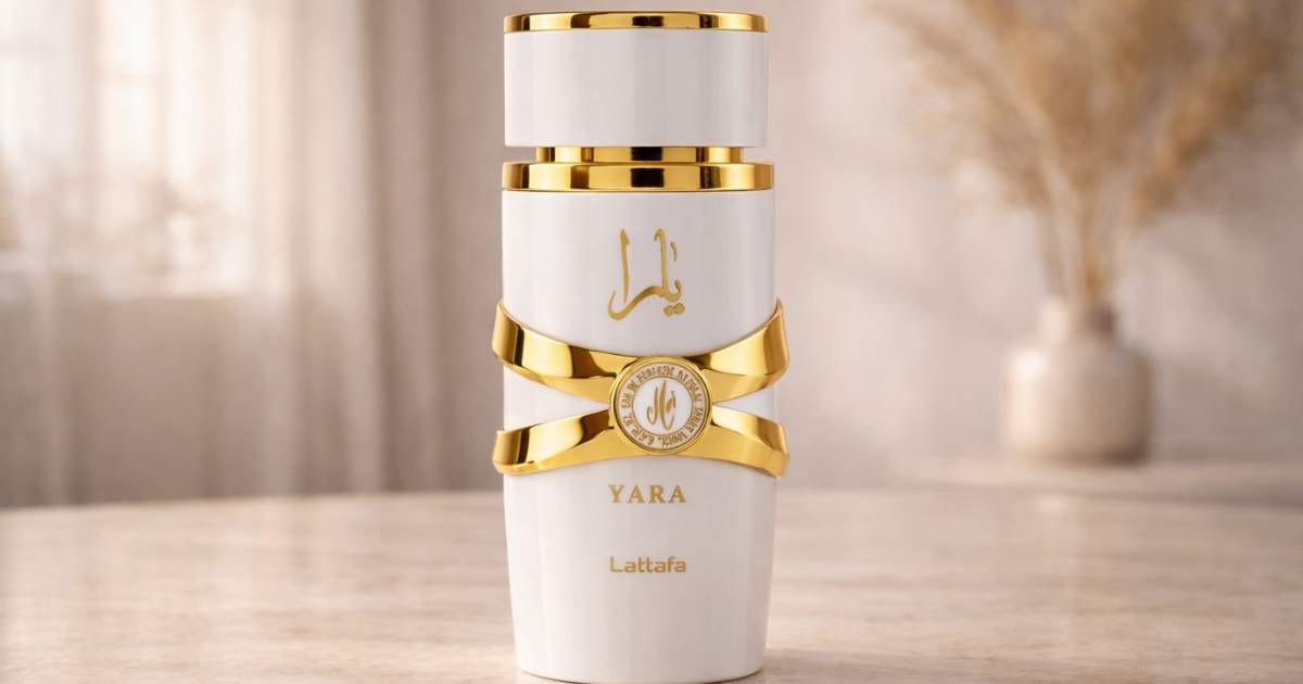 Frasco original do perfume Yara Moi Lattafa em design rosa elegante