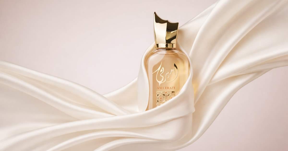 Frasco do perfume Ameerati Al Wataniah em apresentação elegante com fundo clássico