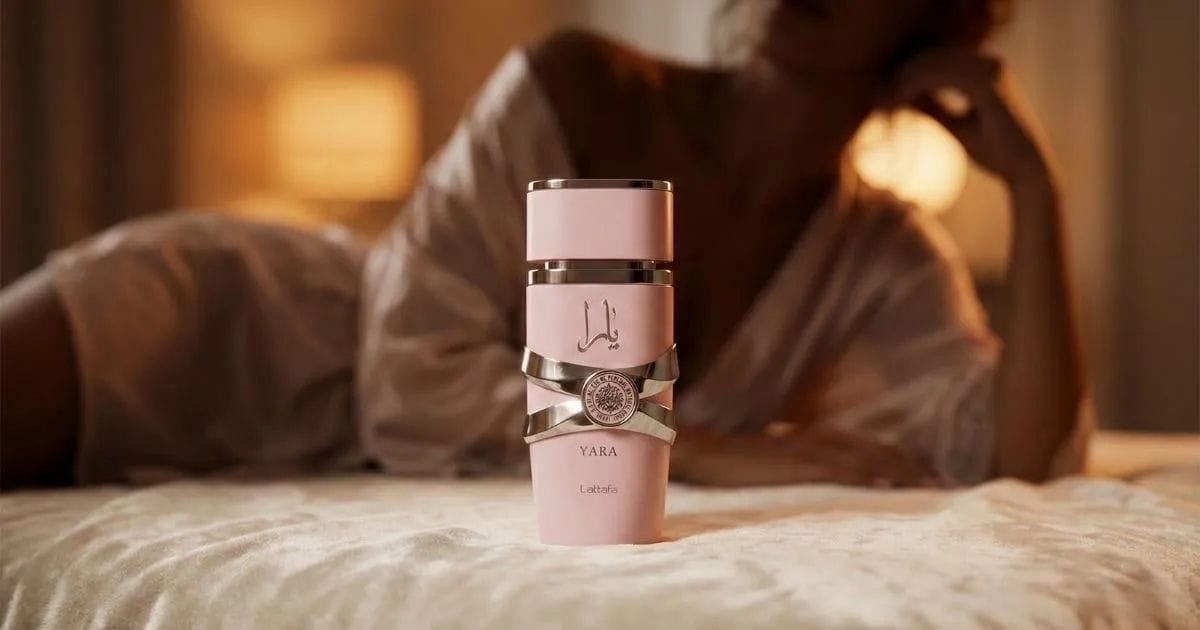Perfume Yara da Lattafa em seu icônico frasco rosa, um dos mais procurados perfumes árabes femininos doces pelo seu aroma de marshmallow e baunilha.