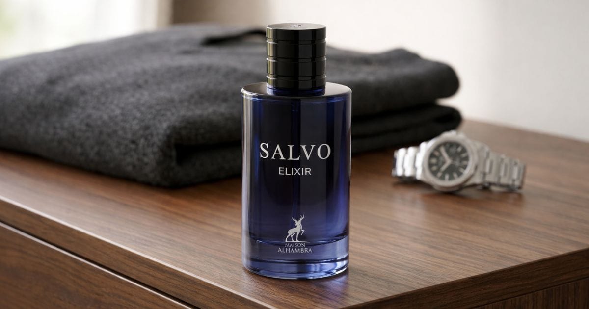 frasco do Salvo Elixir Maison Alhambra sobre superfície amadeirada com detalhes dourados