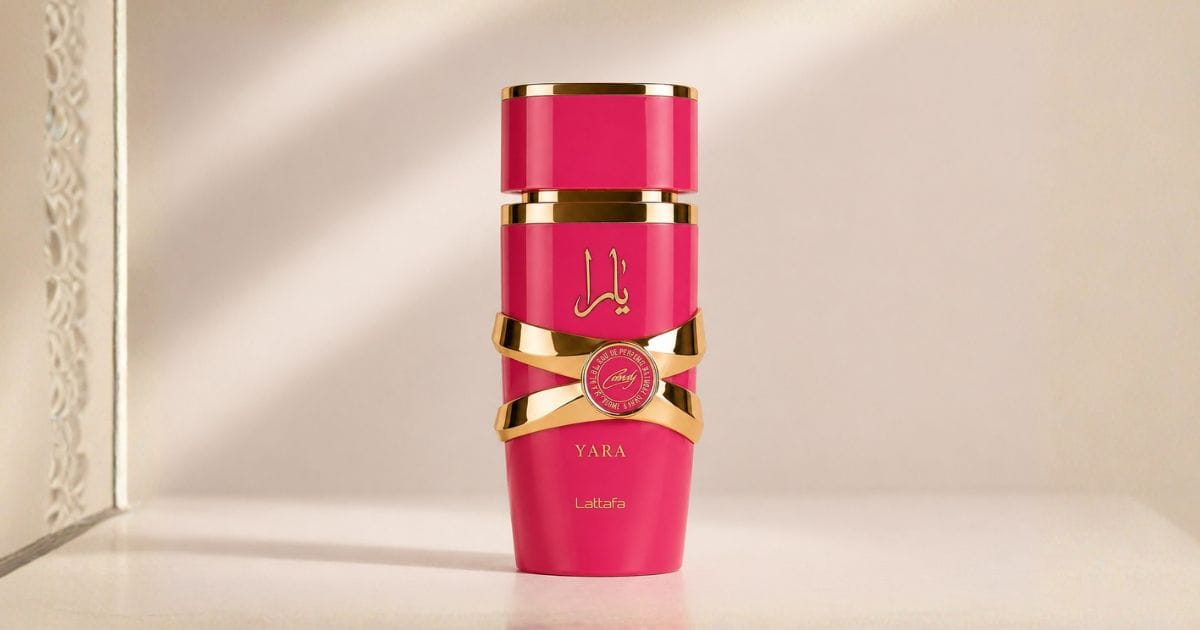 Mulher aplicando perfume Yara Candy no pulso em ambiente casual