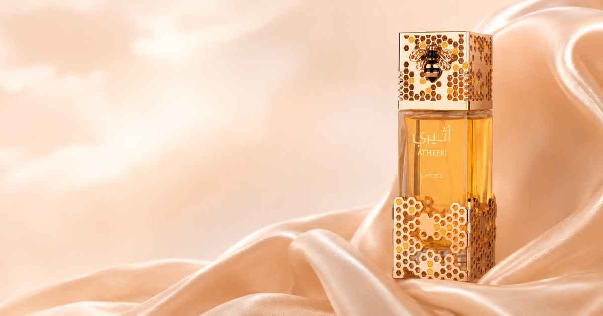 Frasco do perfume Atheeri da Lattafa com fundo em tom dourado